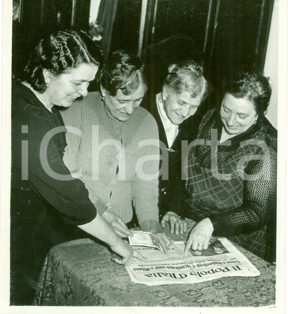 Fotografia d epoca originale 1939 MILANO Anziane popolane leggono risultati Lotteria TRIPOLI Fotografia 1
