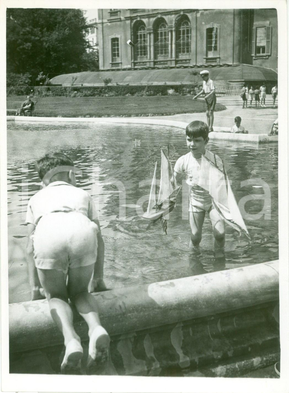 Fotografia d epoca originale Agosto 1939 MILANO Bambini giocano nelle fontane pubbliche  FOTOGRAFIA 1