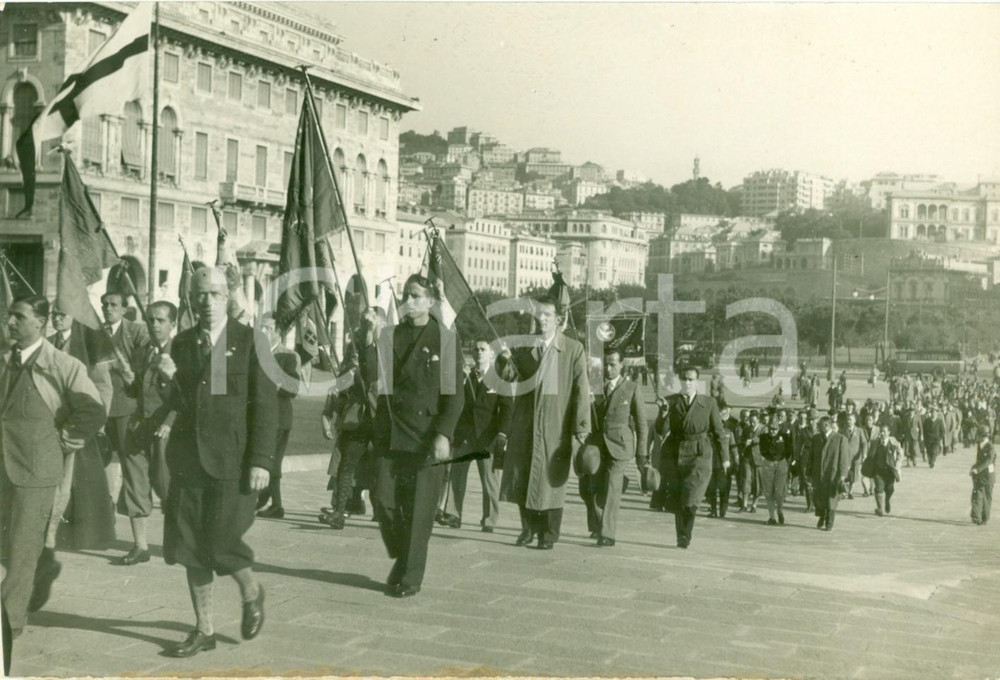 Fotografia d epoca originale 1936 GENOVA Federazione Universitaria Cattolica al MONUMENTO AI CADUTI Foto 1
