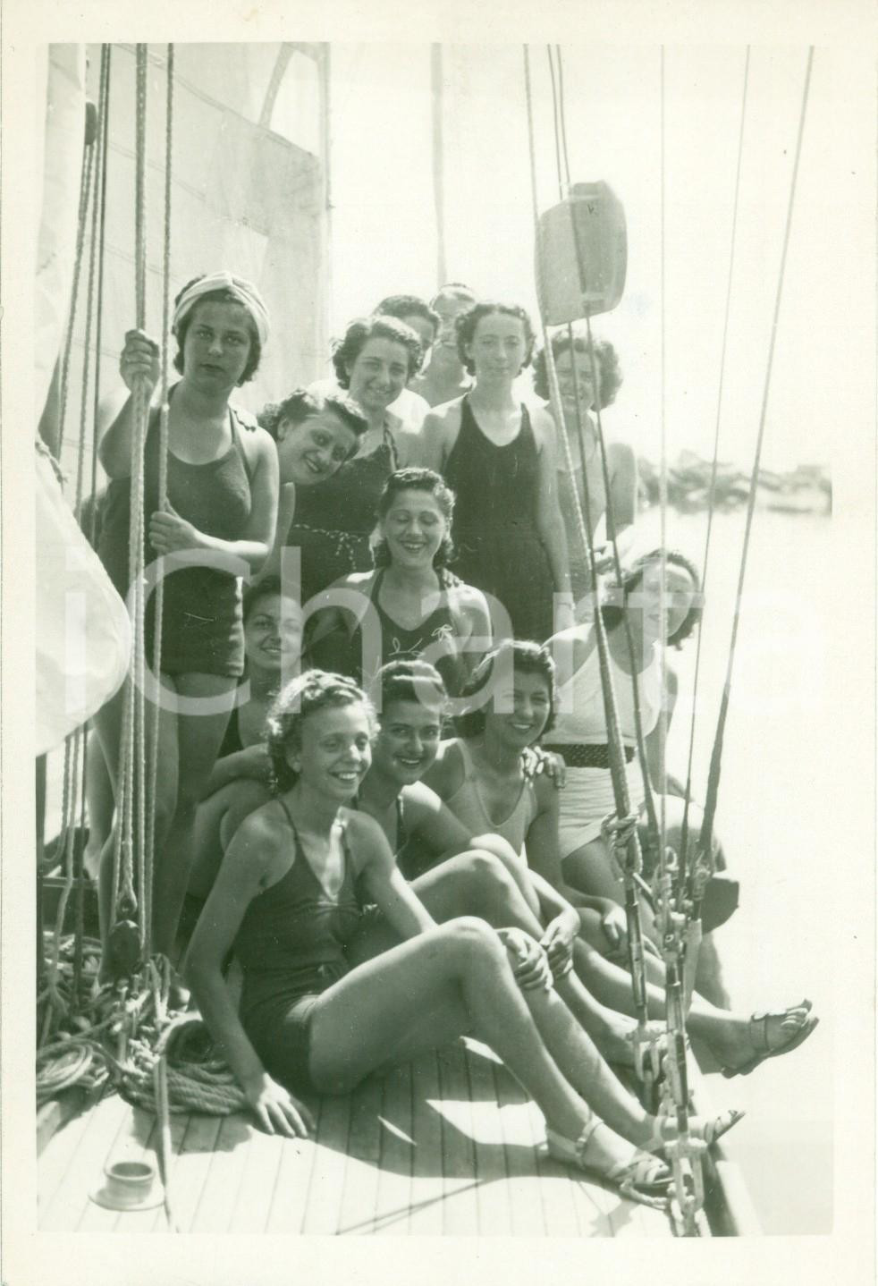 Fotografia d epoca originale 1938 NAPOLI SANTA LUCIA Giovani studentesse del GUF al corso per timoniere FOTO 1