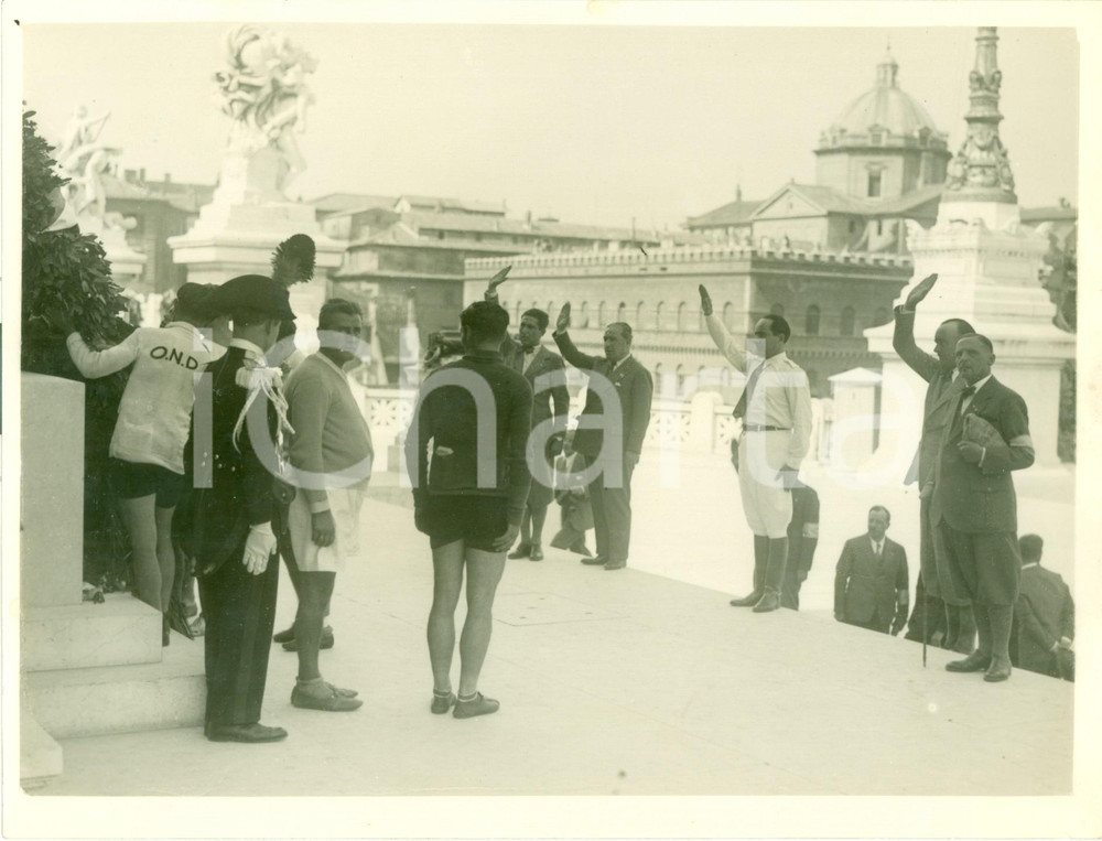 Fotografia d epoca originale 1931 MILANO Achille STARACE con staffette ciclistiche al MILITE IGNOTO Foto 1