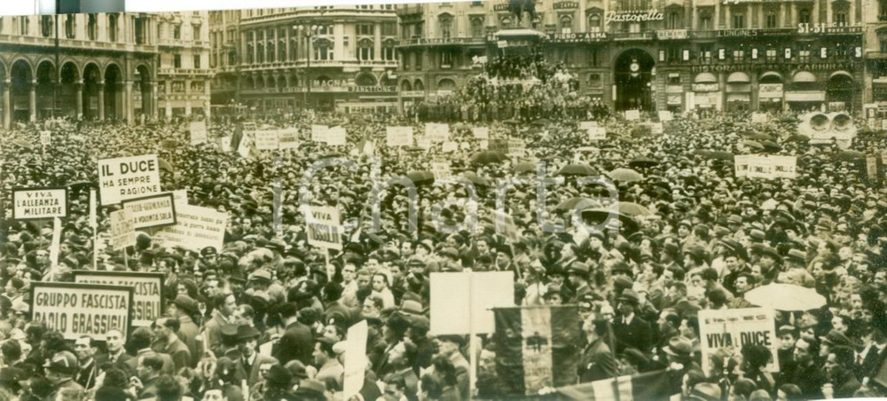 Fotografia d epoca originale 1939 MILANO Festeggiamenti in PIAZZA DUOMO per il PATTO D ACCIAIO Fotografia 1