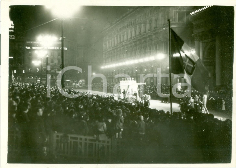 Fotografia d epoca originale 1938 MILANO La sfilata dei carri autarchici in Piazza DUOMO Giornata della Neve 1