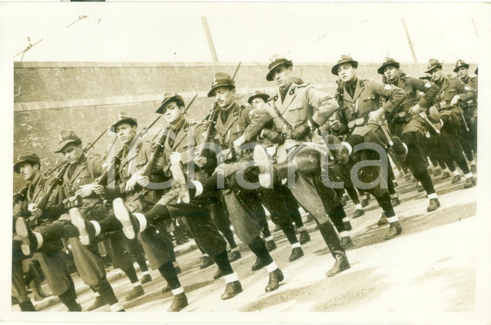 Fotografia d epoca originale 1935 FIRENZE Legione Universitaria DANTE ALIGHIERI sfila dopo il giuramento FOTO 1