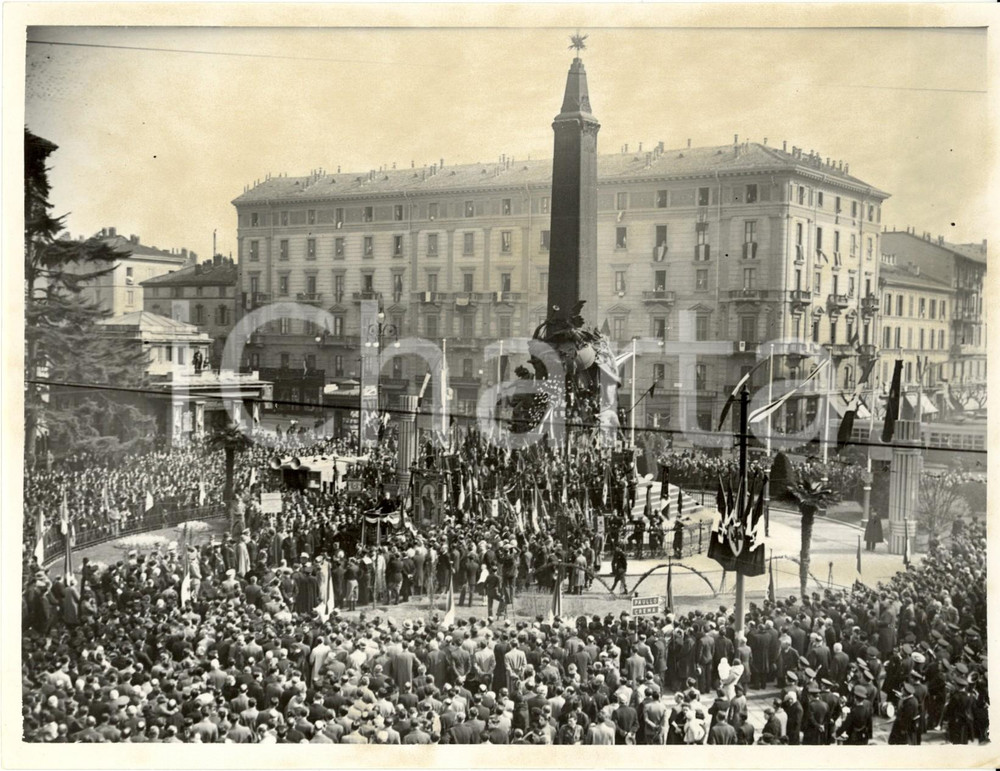 Fotografia d epoca originale 1936 MILANO Celebrazione anniversario delle CINQUE GIORNATE nell omonima piazza 1