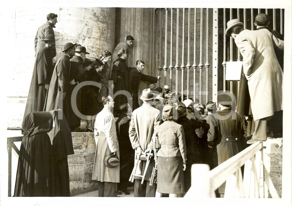 Fotografia d epoca originale 1939 ROMA Incoronazione PIO XII Fedeli a cancelli SAN PIETRO per passaggio Papa 1