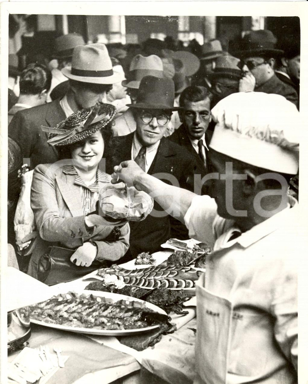 Fotografia d epoca originale 1939 MILANO Fiera enogastronomica Giovane donna fa acquisti a bancarella pesce 1