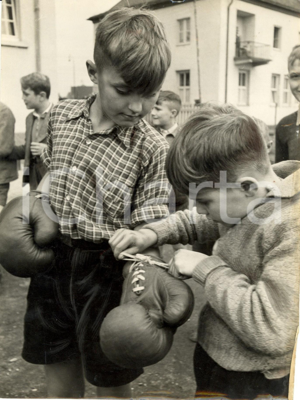 Fotografia d epoca originale 1943 GERMANIA WW2 Un pugile in erba si fa legare i guantoni dal suo secondo 1