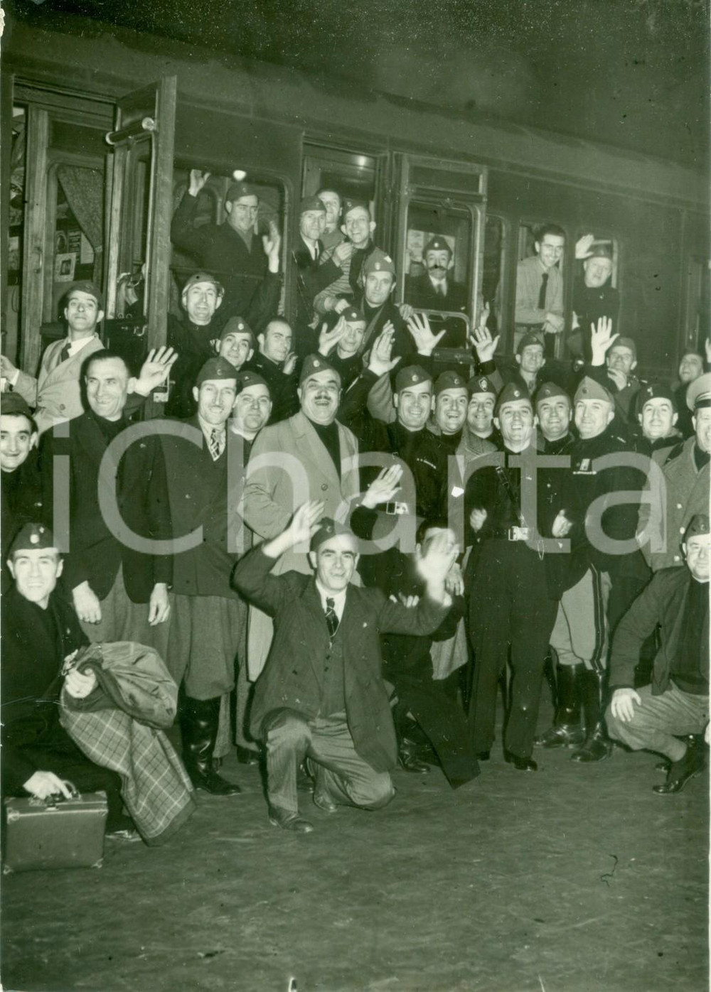 Fotografia d epoca originale 1938 MILANO L arrivo degli ex combattenti per l Anniversario della VITTORIA Foto 1
