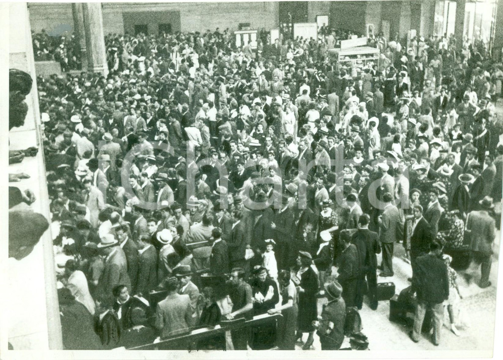 Fotografia d epoca originale 1938 MILANO STAZIONE CENTRALE La fila dei vacanzieri in partenza Fotografia 1