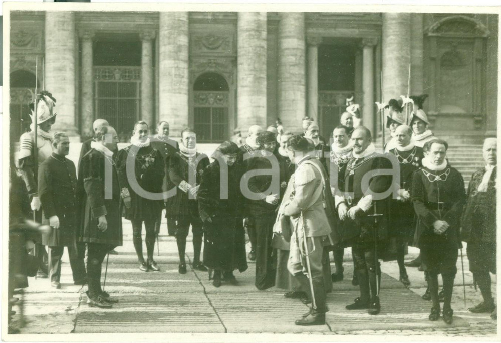 Fotografia d epoca originale 1930 ROMA VATICANO Corte pontificia e Guardie Svizzere a SAN PIETRO Fotografia 1