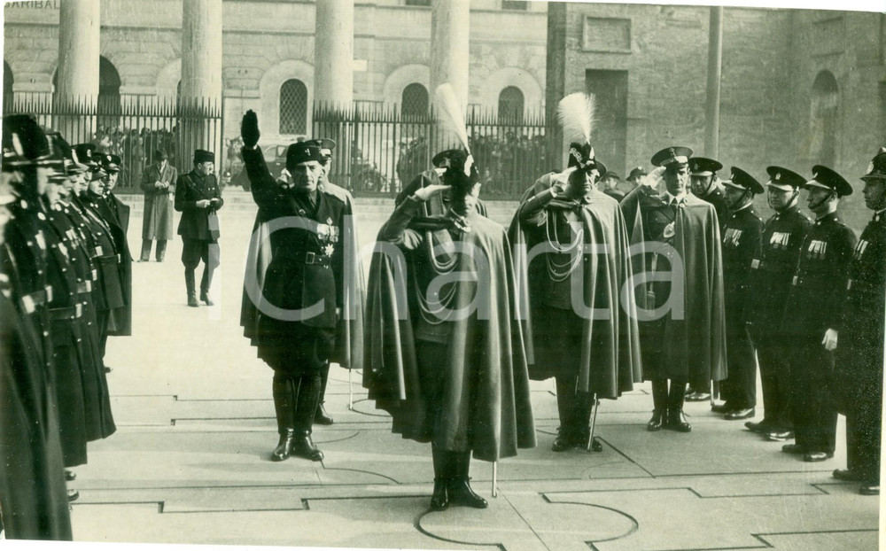 Fotografia d epoca originale 1936 MILANO SANT AMBROGIO Duca di BERGAMO rende onore al Monumento ai Caduti 1