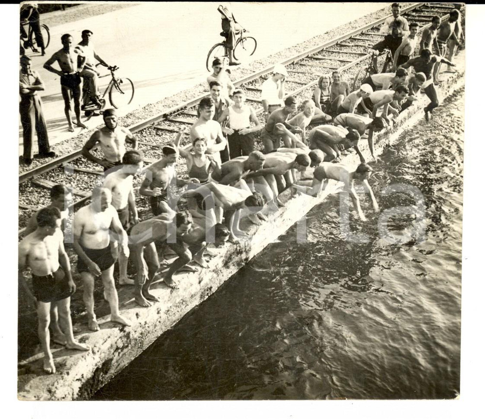 Fotografia d epoca originale 1941 ABBIATEGRASSO MI Ragazzi si tuffano nel Naviglio Fotografia 13x11 1