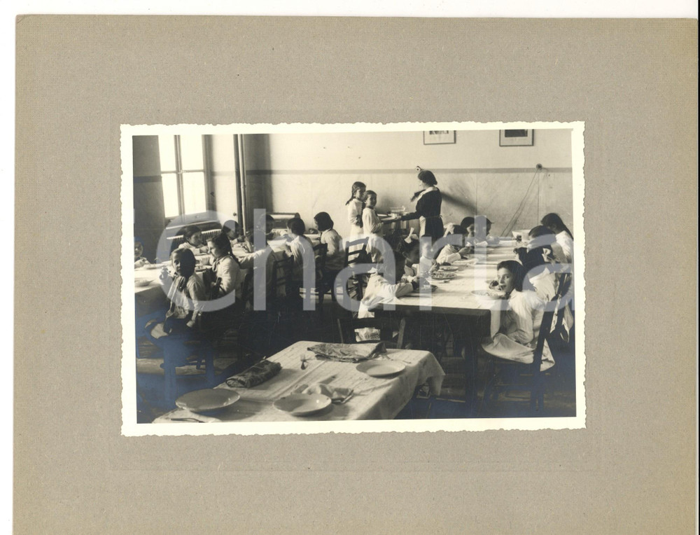 Fotografia d epoca originale 1930 ca AREA LOMBARDA Refezione in una mensa scolastica femminile Foto VINTAGE 1