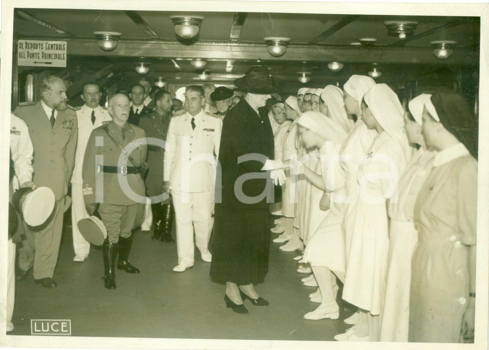 Fotografia d epoca originale 1942 LIVORNO Vittorio Emanuele III e crocerossine motonavi per AFRICA ORIENTALE 1
