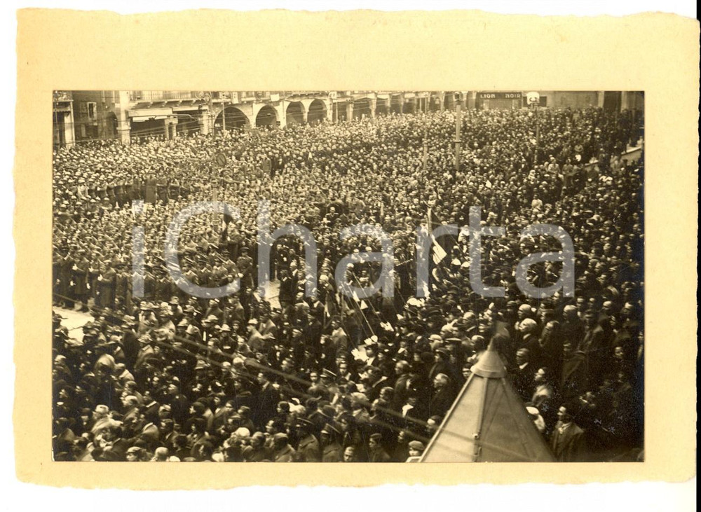 Fotografia d epoca originale 1936 PADOVA Piazza UNITA  D ITALIA  Folla festeggia il 4 Novembre Foto GISLON 1