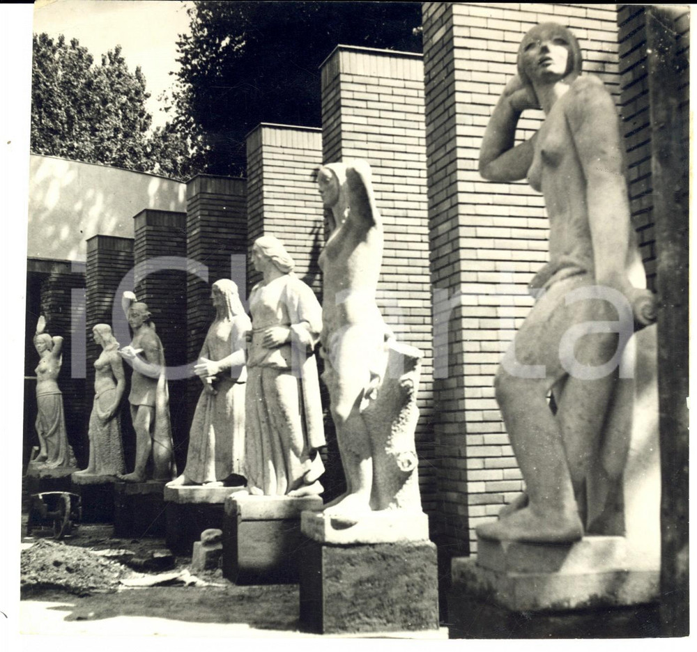 Fotografia d epoca originale 1936 MILANO Prospettiva delle statue all ingresso della TRIENNALE Foto 1