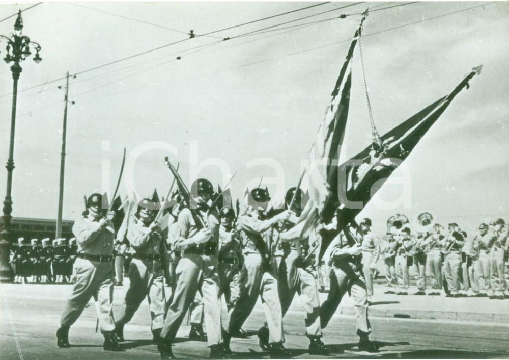 Fotografia d epoca originale 1950 ca TRIESTE Truppe americane sfilano in parata Foto 1