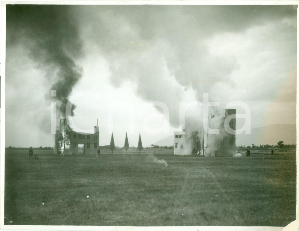 Fotografia d epoca originale 1940 ca ROMA ? Esercitazioni antiaeree Villaggio brucia e pompieri accorrono 1