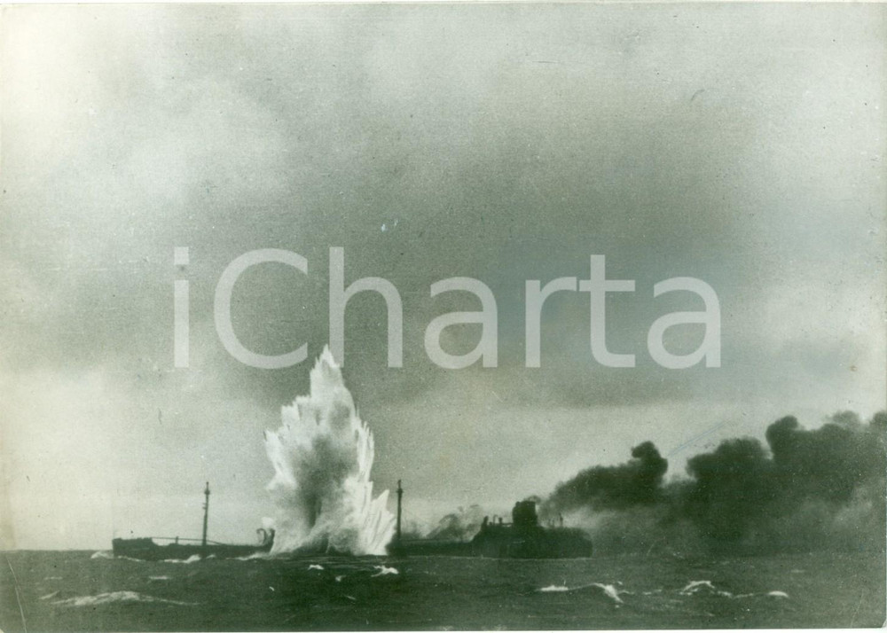 Fotografia d epoca originale 1940 ca GUERRA NAVALE WW2 Piroscafo inglese bombardato dai tedeschi Fotografia 1
