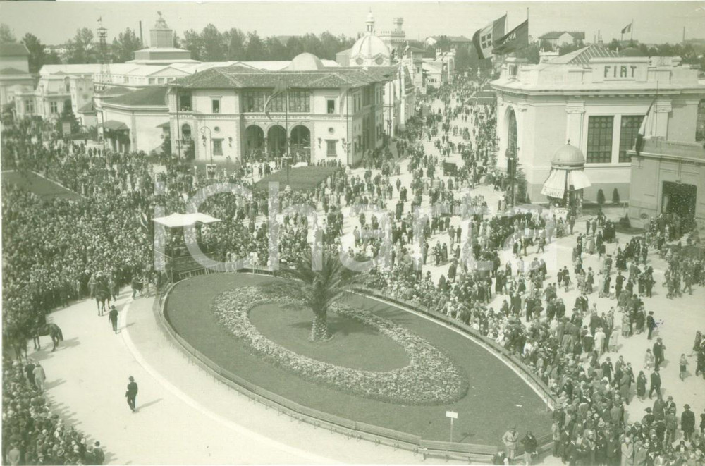 Fotografia d epoca originale 1929 MILANO FIERA CAMPIONARIA Folla in Piazza ITALIA Padiglione FIAT Fotografia 1