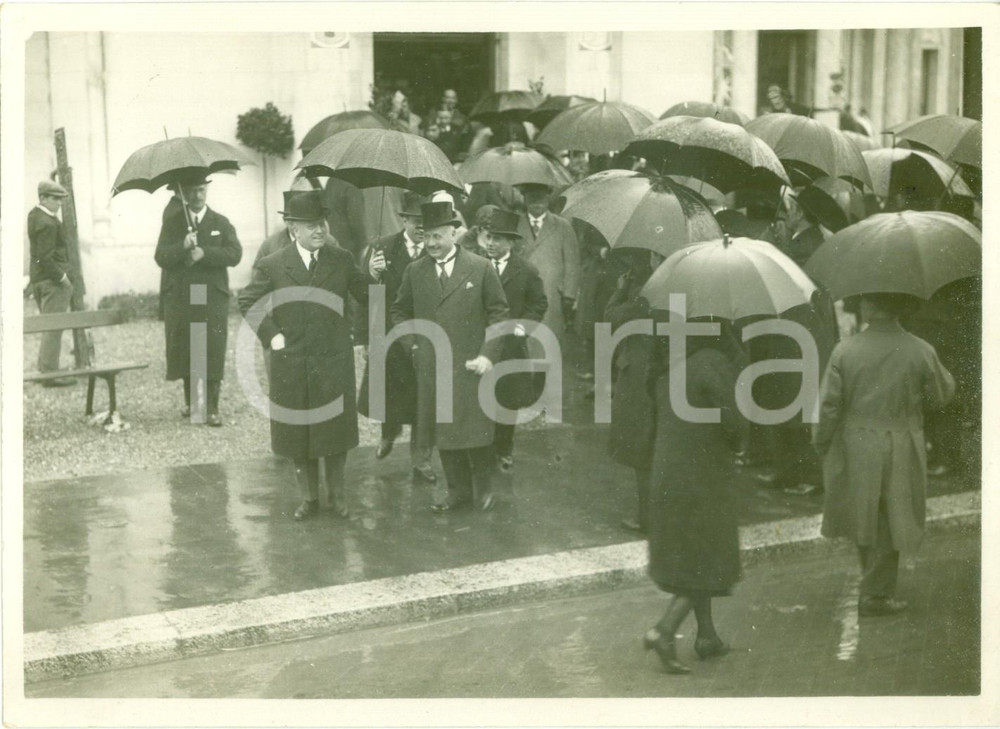 Fotografia d epoca originale 1929 MILANO Ministro Giuseppe BELLUZZO visita Fiera Campionaria sotto la pioggia 1