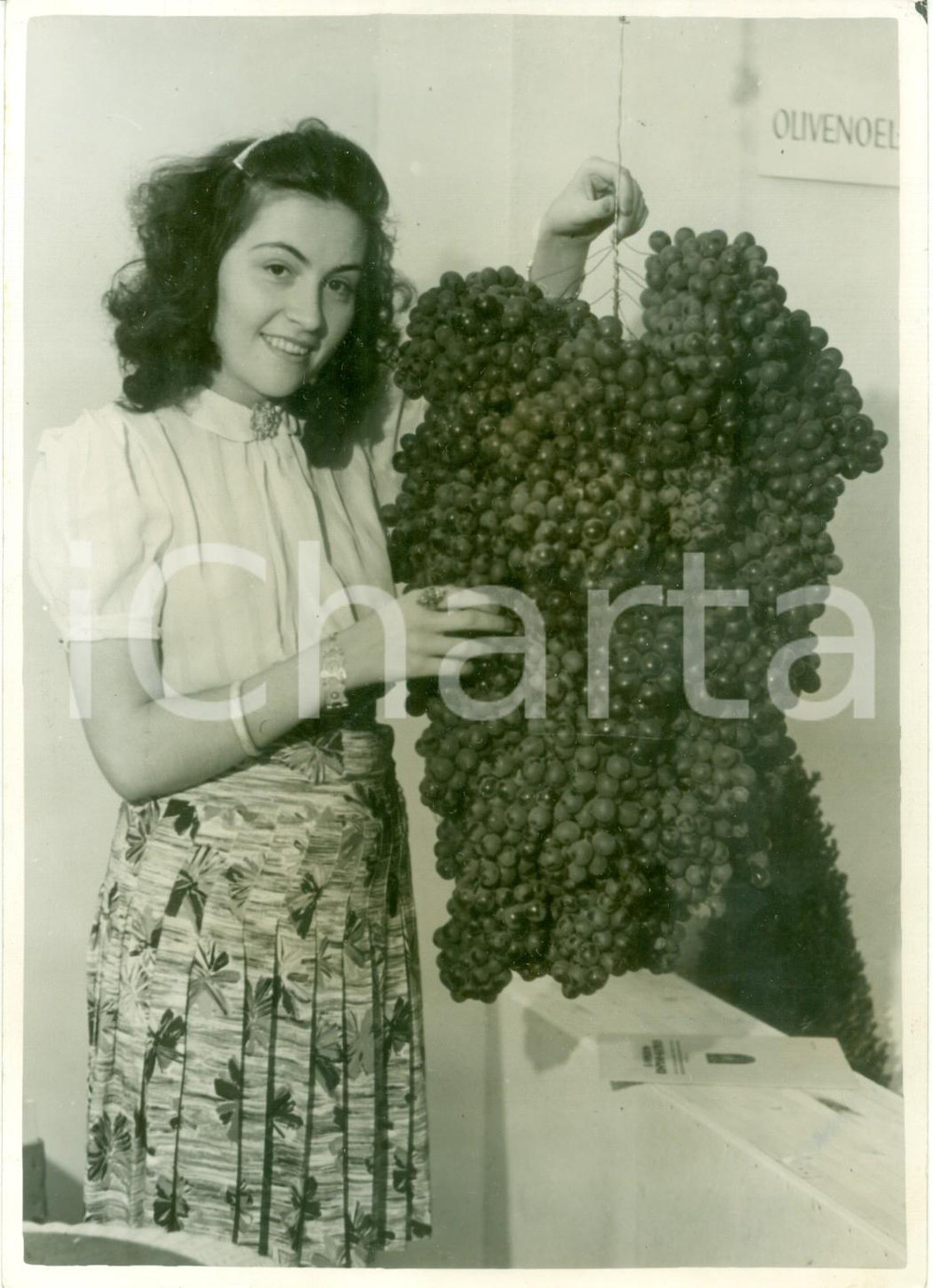 Fotografia d epoca originale 1941 LEIPZIG DE Ragazza spangola mostra uva alla 4Â° Kriegsmesse Fotografia 1