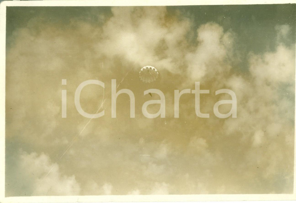 Fotografia d epoca originale 1930 ca PARACADUTISMO Paracadustista in fase di atterraggio Foto DANNEGGIATA 1
