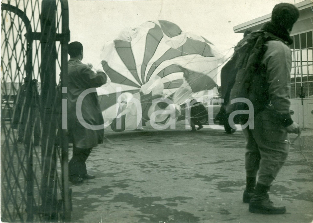 Fotografia d epoca originale 1935 ca TORINO Paracadutismo Un paracadutista durante l atterraggio FOTOGRAFIA 1