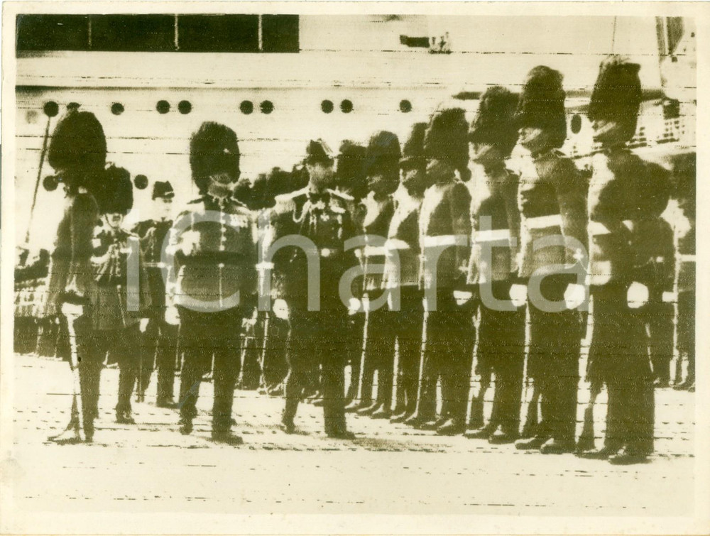 Fotografia d epoca originale 1939 QUEBEC CANADA Re George VI sbarca all aeroporto di WOLFE S COVE Foto 1