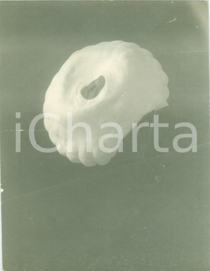Fotografia d epoca originale 1930 ca PARACADUTISMO Paracadutista durante l atterraggio Fotografia aerea 1