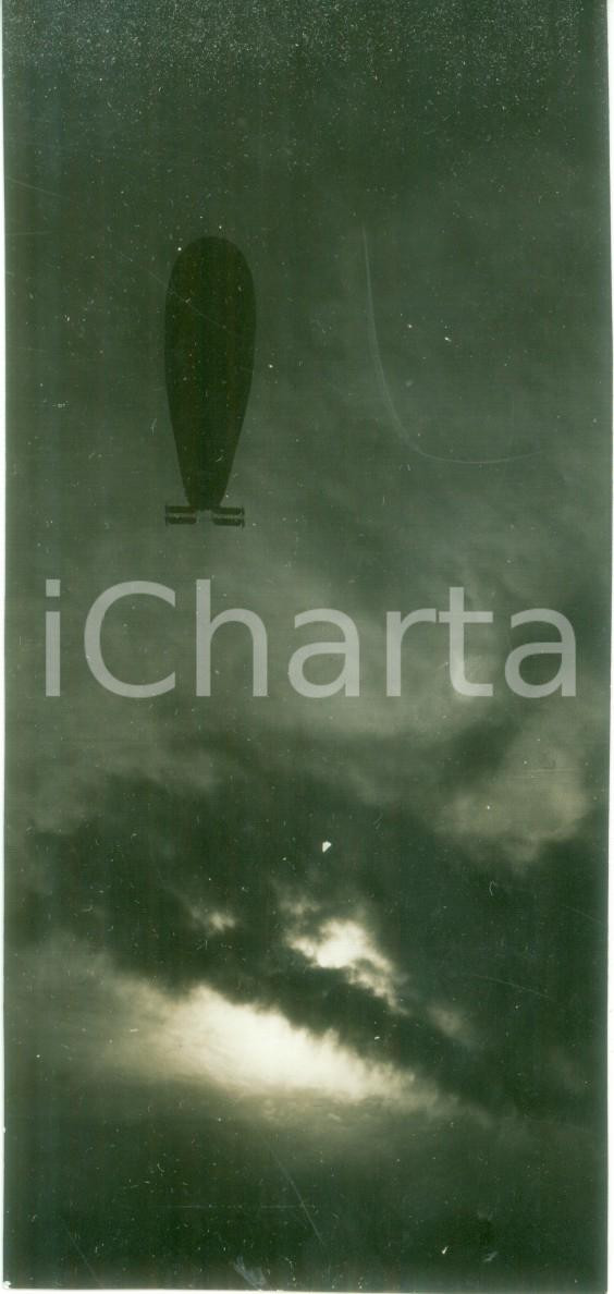 Fotografia d epoca originale 1930 ca MILANO ? Dirigibile in volo Fotografia notturna 1