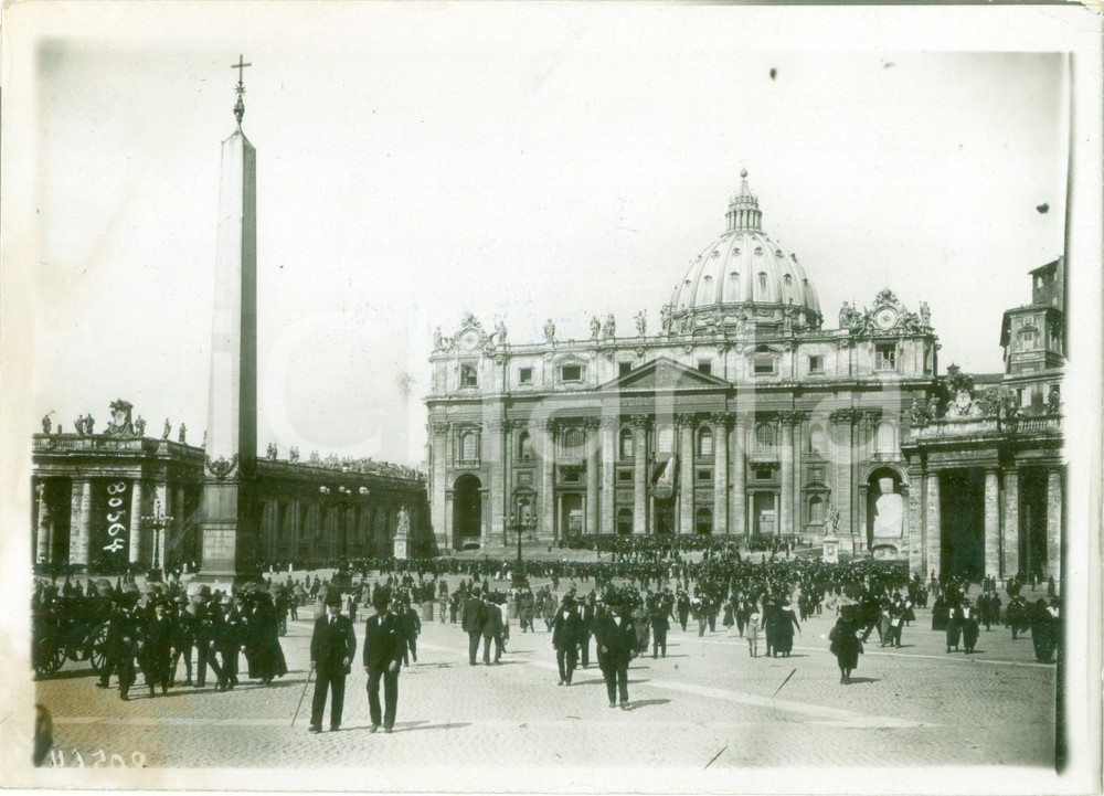 Fotografia d epoca originale 1930 ca ROMA Folla lascia Piazza SAN PIETRO dopo la benedizione Fotografia 1
