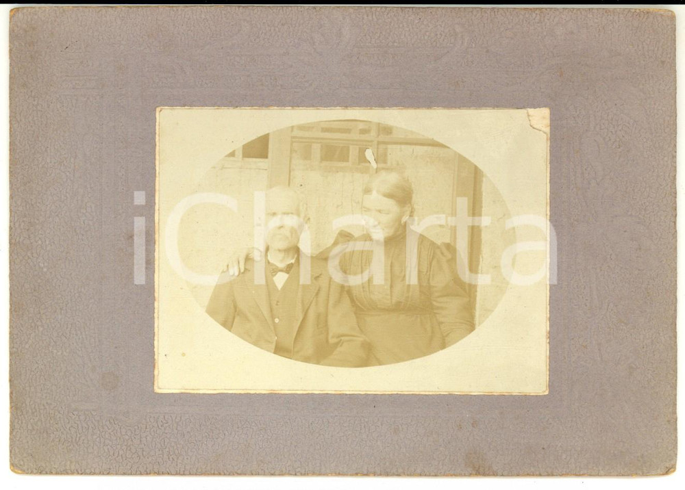 Fotografia d epoca originale 1900 ca AREA LOMBARDA Coppia di anziani sposi abbracciati Fotografia VINTAGE 1