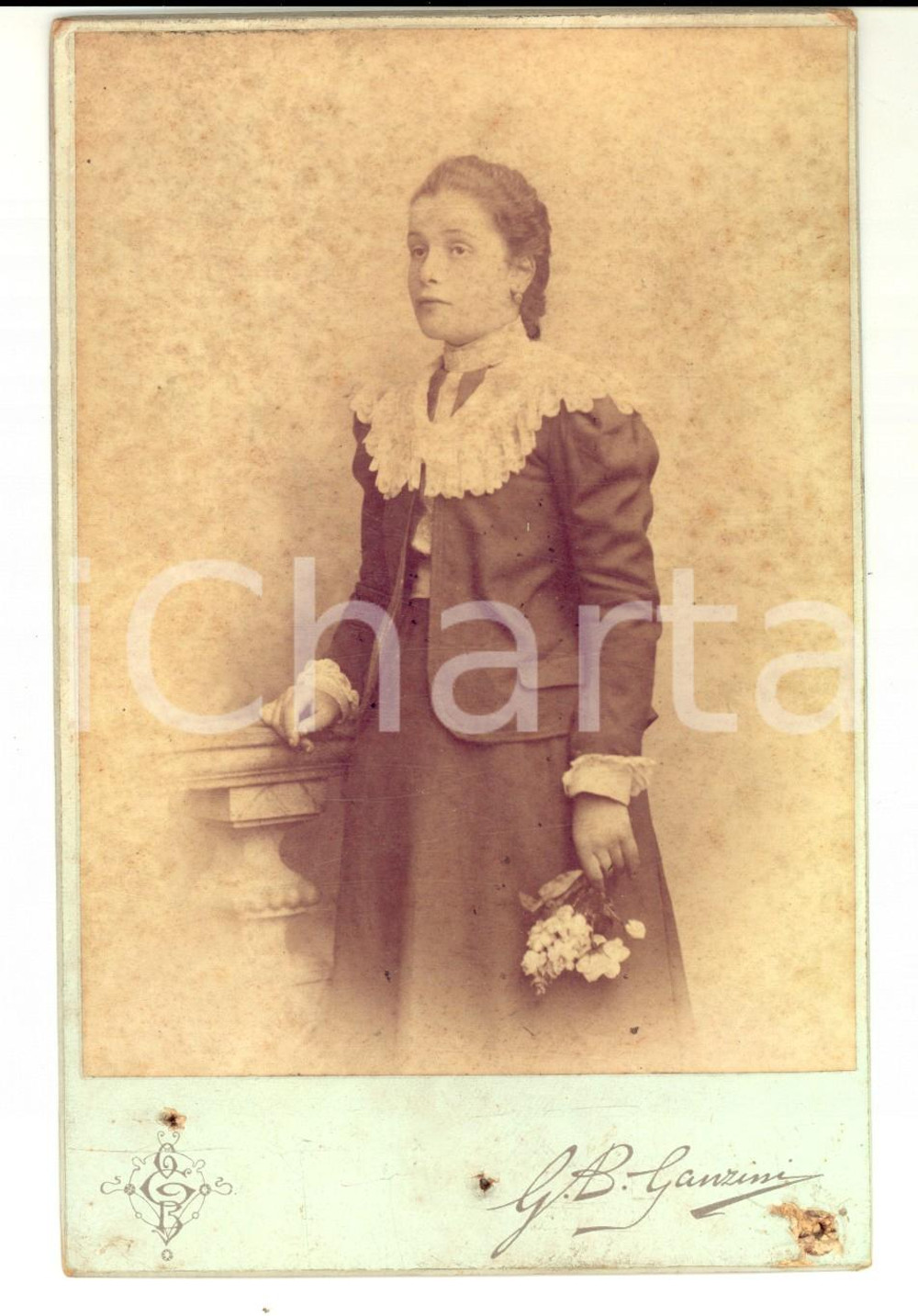 Fotografia d epoca originale 1900 ca MILANO Ritratto di adolescente con mazzo di fiori Foto G. B. GANZINI 1