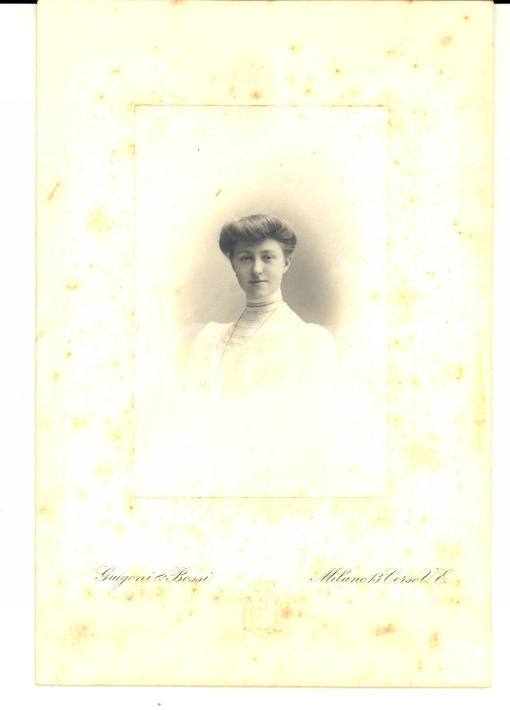 Fotografia d epoca originale 1890 ca MILANO Donna con acconciatura raccolta e abito bianco GUIGONI e BOSSI 1