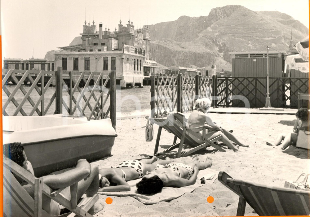 Fotografia d epoca originale 1960 ca PALERMO MONDELLO Modelle si abbronzano in spiaggia Foto Alfredo URSO 1
