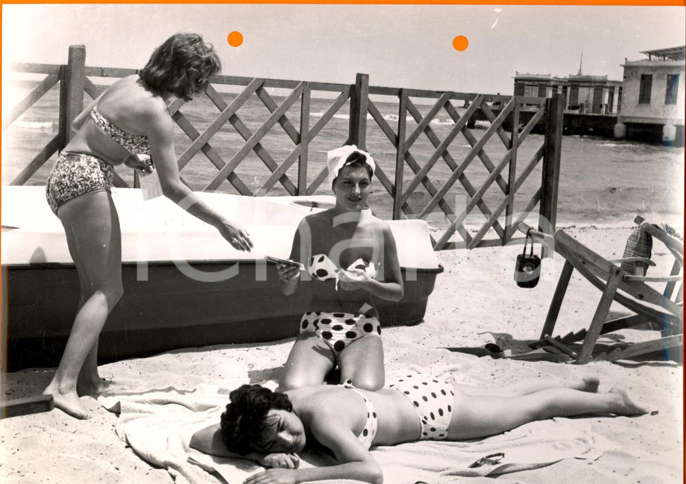 Fotografia d epoca originale 1960 ca PALERMO MONDELLO Coppia di modelle in spiaggia Fotografia Alfredo URSO 1