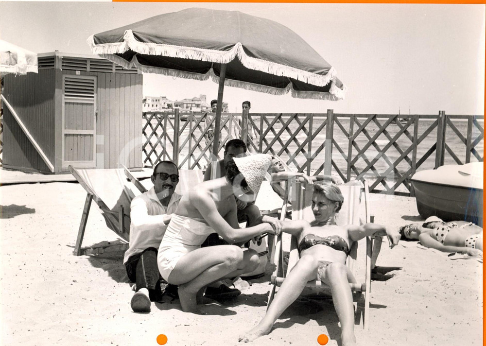 Fotografia d epoca originale 1960 ca PALERMO MONDELLO Modelle riposano in spiaggia Fotografia Alfredo URSO 1