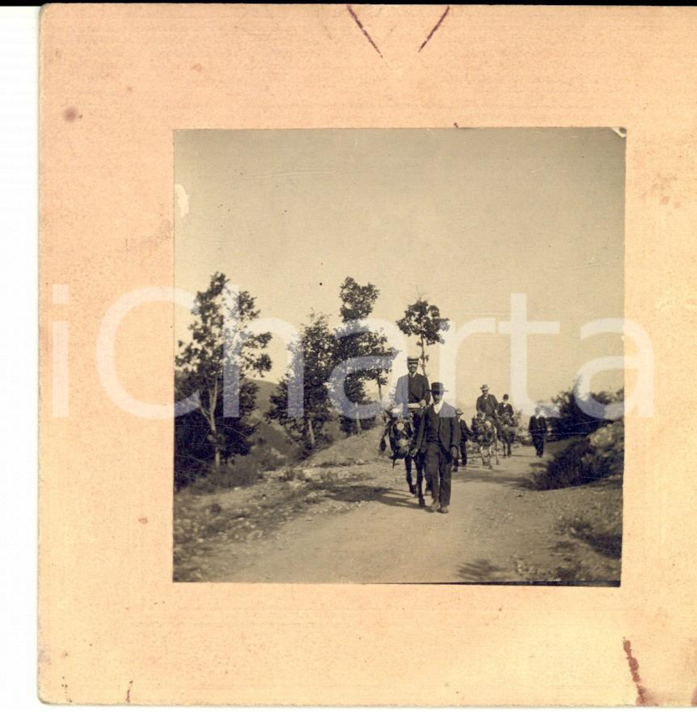 Fotografia d epoca originale 1890 ca AREA LOMBARDA ? Gentiluomini in campagna a dorso di mulo Foto CURIOSA 1