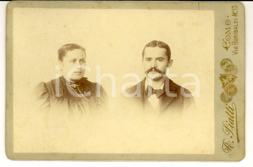 Fotografia d epoca originale 1900 ca COMO Ritratto di due sposi Fotografia Riccardo PIATTI 16x11 cm 1