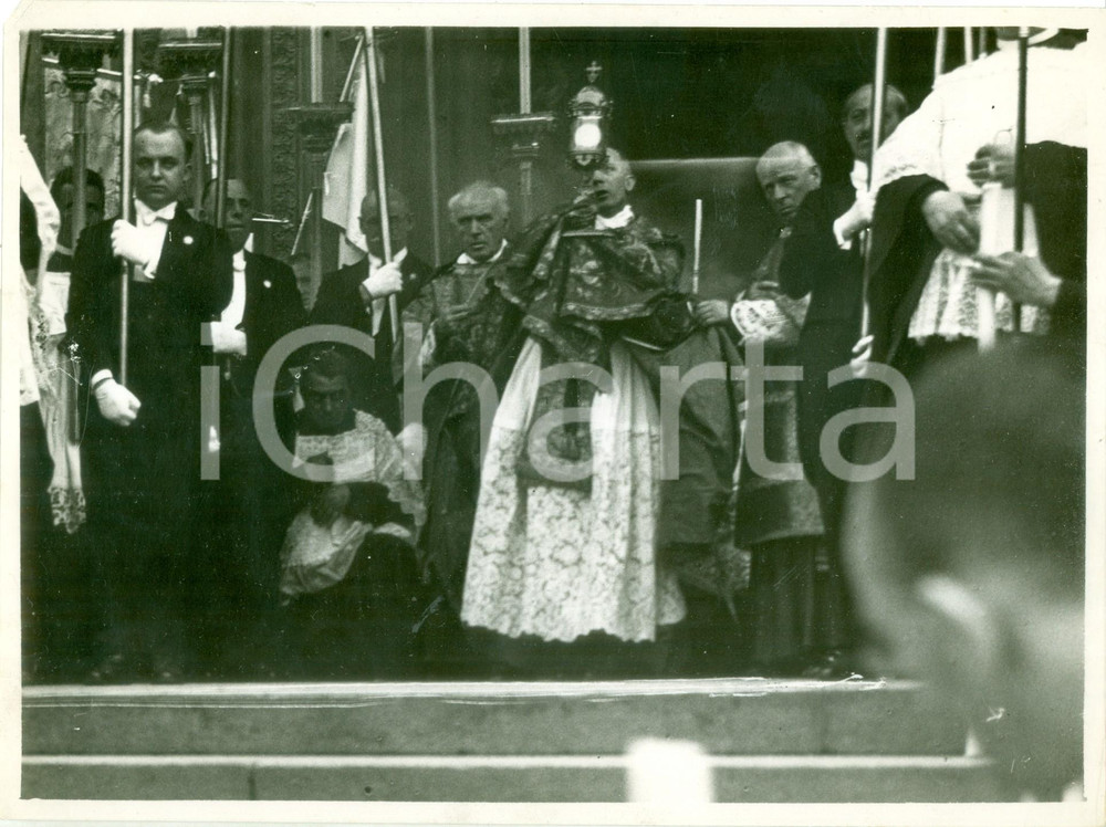 Fotografia d epoca originale 1935 ca MILANO Card. Ildefonso SCHUSTER guida processione del CORPUS DOMINI Foto 1