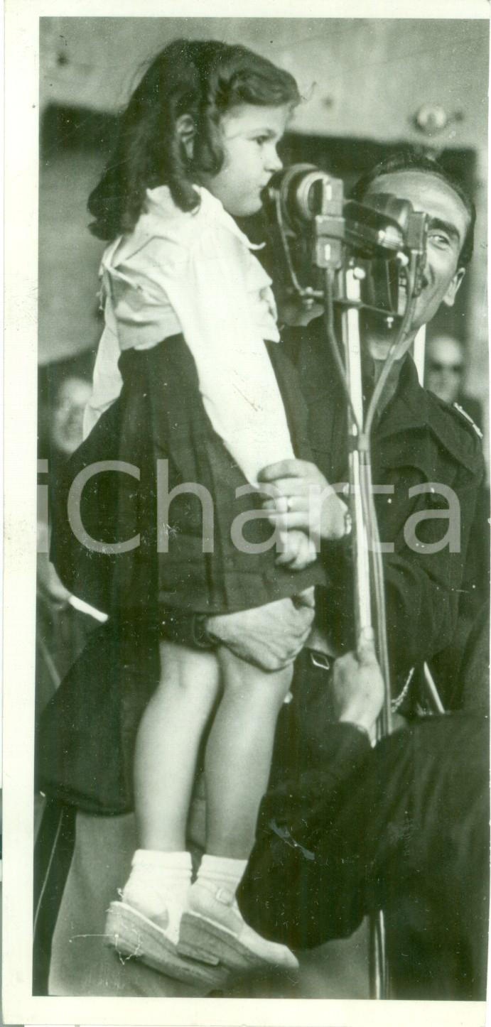 Fotografia d epoca originale 1942 MILANO PROPAGANDA WW2 Bambina saluta alla radio il padre in guerra FOTO 1