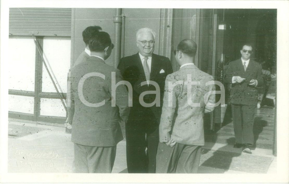 Fotografia d epoca originale 1949 PREMIO TARANTO Il critico letterario Francesco FLORA con i giornalisti FOTO 1