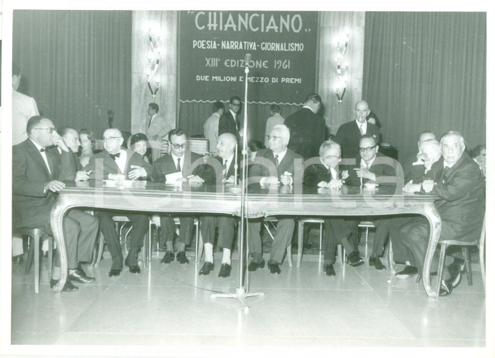 Fotografia d epoca originale 1961 CHIANCIANO TERME Tavolo giuria al Premio di Poesia Narrativa Giornalismo 1
