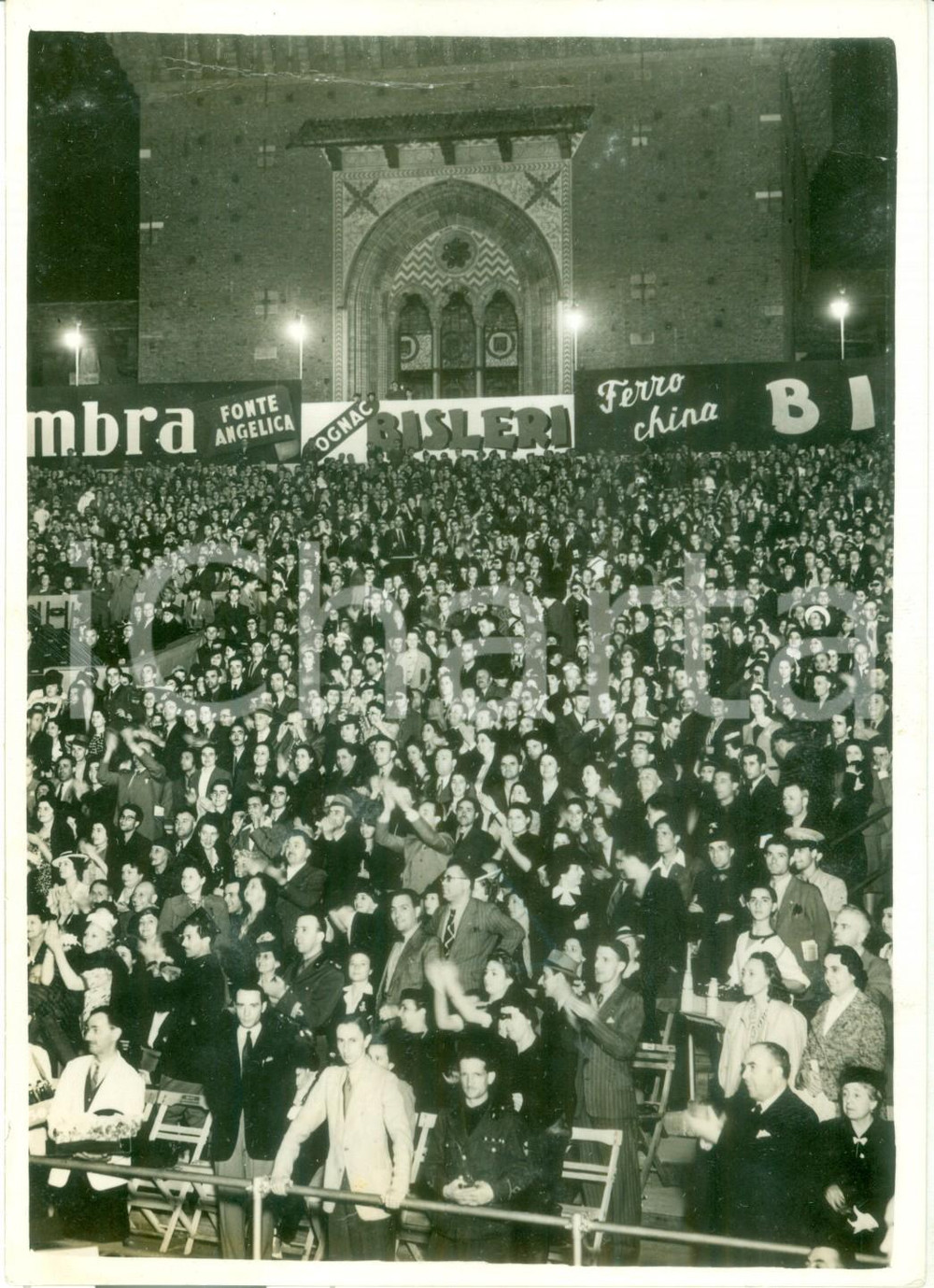 Fotografia d epoca originale 1939 MILANO Pubblico al Castello SFORZESCO Estate Musicale Ferro China BISLERI 1
