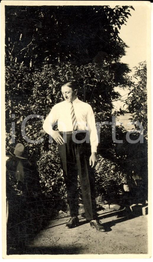 Fotografia d epoca originale 1932 ALCALA  ESPANA Lucas RIVERO posa in giardino Fotografia 7 x 11 cm 1