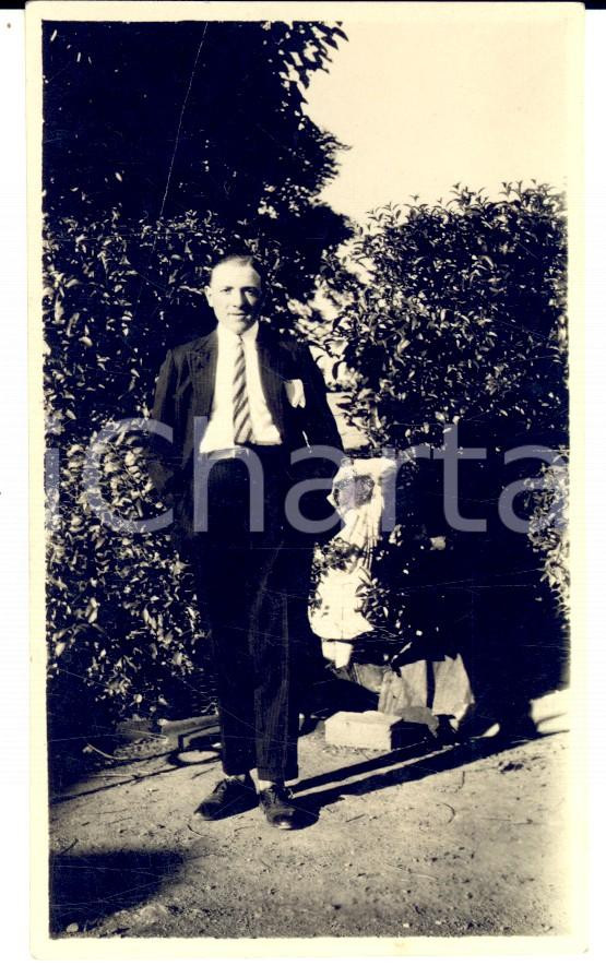 Fotografia d epoca originale 1932 ALCALA  ES Lucas RIVERO posa in un giardino Foto VINTAGE 7 x 11 cm 1