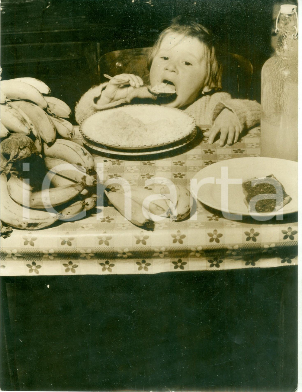 Fotografia d epoca originale 1950 ca BOLOGNA Bambina a pranzo a una tavola imbandita Fotografia 1