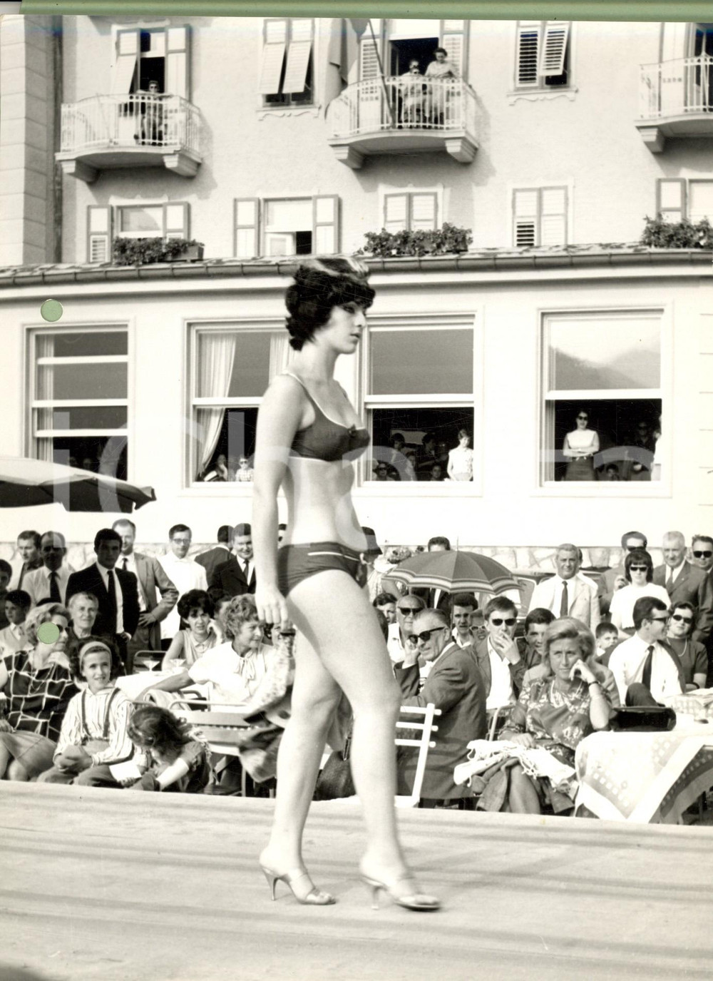 Fotografia d epoca originale 1960 STORIA DELLA MODA Modella sfila all aperto in bikini scuro Foto 1